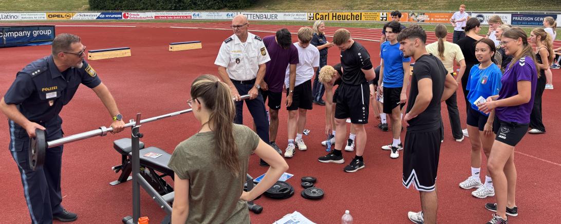 Bei der Kampagne "Sport-Challenge an Schulen" können die Schülerinnen und Schüler probeweise einen Einstellungstest der Polizei durchführen.