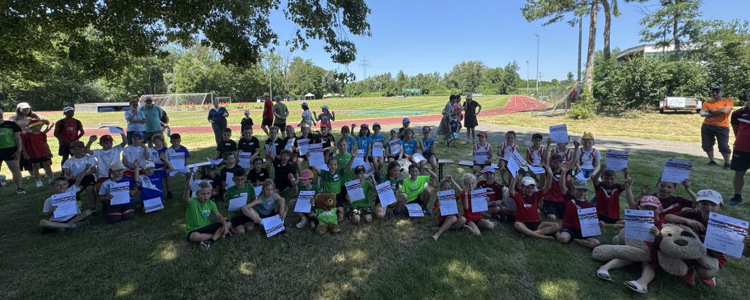 Das Bild zeigt die Gesamtsiegerehrung der Altersklasse U10 und die Rainer Mannschaft mit Trainer Martin Fischer.