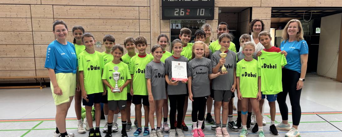 Die erfolgreichen Mannschaften des Kreissportfests Leichtathletik in Donauwörth mit den Siegerteams der Johann-Wilhelm-Klein-Grundschule Alerheim und der Grundschule Nördlingen-Mitte sowie den Organisatorinnen Kathrin Schiele und Melanie Hammel und Ehrengast Frau Kathrin Schön.