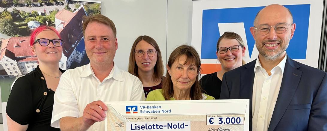 Bankvorstand Dr. Walter Greiner (rechts) von den Genossenschaftsbanken im Landkreis übergab 3000 Euro an die Liselotte-Nold-Schule: vlnr Stephanie Lange, Pfarrer Dr. Philipp Beyhl für den Träger, Verwaltungsleiterin Evelyn Dähn, Schulleiterin Waltraud Bergmaier und Rebecca Parentin