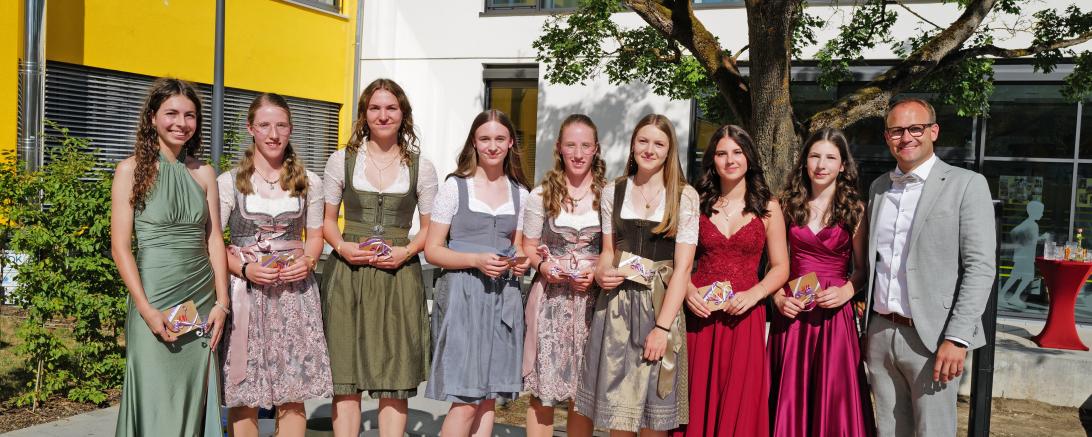 Schulleiter Tobias Freißler mit den Jahrgangsbesten