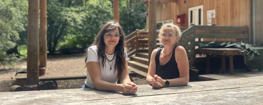 Michaela Richter (l.) und Lisa Steinle setzen sich für den Erhalt des Waldkindergartens an der Alten Bürg ein. 