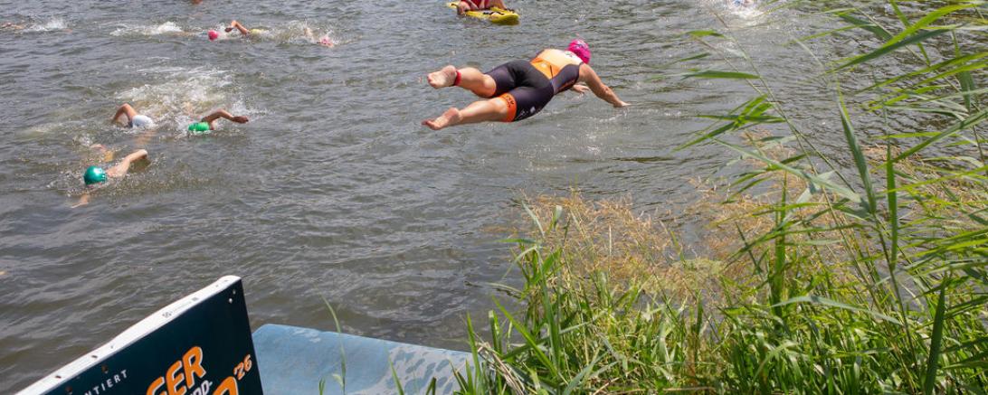 Spektakulärer Sprung ins Wasser bei der Single Mixed Relay.