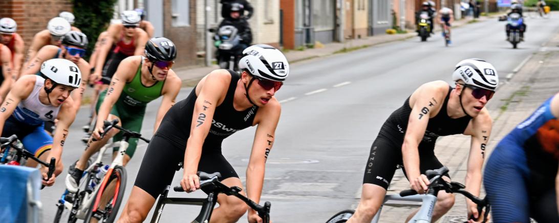 In der Mitte Luis Rühl (St.nr. 27), rechts Olympiasieger und neuer deutscher Meister Lasse Lührs (St.nr. 61), hinter Luis im grünen Trikot Jayden Scott Koslik (der Schuhdieb vom Team Relay Rennen).