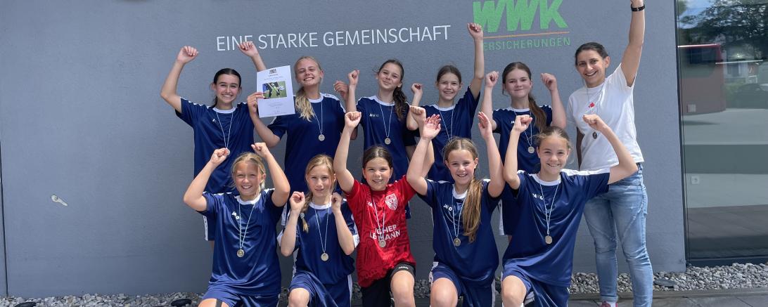 Die erfolgreichen Fußballmädels des THG Nördlingen freuten sich gemeinsam mit ihrer Betreuerin Anna Maurer (im Bild ganz rechts) über ihren zweiten Platz beim Bezirksfinale.
