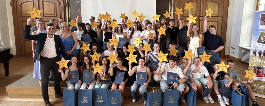 Die Schülerinnen und Schüler, die am Freiwilligen Sozialen Schuljahr 2026 teilgenommen haben, freuen sich über Ihre Urkunden. Links, die Ehrenamtsbeauftragte Karin Brechenmacher sowie Stefanie Fieger und Landrat Michael Dinkelmeier.