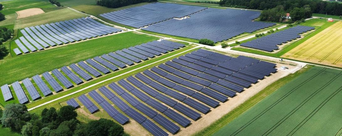Der neue LEW-Solarpark „Am Ederhof“ bei Daiting ist mit knapp 24 Megawatt peak und rund 40.000 Modulen die bislang größte Photovoltaikanlage im LEW-Portfolio. Er erzeugt jährlich rund 28 Gigawattstunden regionalen Ökostrom.