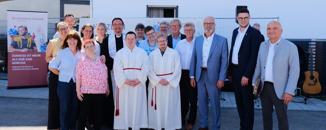Auf dem Bild zu sehen (von links): Kristina Lappler (Leitung Wohnen), Lucia Donnici (Einrichtungsleitung Rain), Michael Jenuwein (stellv. Leitung Wohnen), Doreen Paus (Vorstand), Bewohnerin Wohnanlage Kirschbaumhöfe, Stefanie Forell (Teamleitung Wohnanlage Kirschbaumhöfe), Pfarrer Jörg Bircher, Bewohner Wohnanlage Kirschbaumhöfe, Ursula Miller (Gemeindereferentin Stiftung Sankt Johannes), Bewohnerin Wohnanlage Kirschbaumhöfe, Susanne Rieger (Pastoralreferentin Stiftung Sankt Johannes), Peter Schiele (stellv