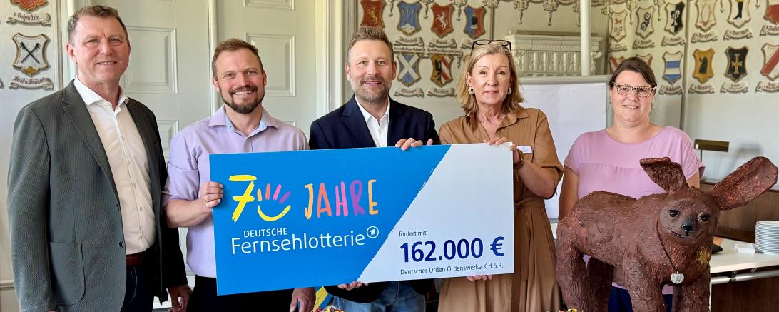 V.l.n.r.: Frank-Markus Merkt, Bürgermeister der Gemeinde Fremdingen; Bastian Ganster, Einrichtungsleiter Schloss Hochaltingen – Haus St. Marien; Stephan Masch, Repräsentant der Deutschen Fernsehlotterie; Karin Funke, Quartiersmanagerin & Julia Sienz, Pflegedienstleiterin bei der symbolischen Übergabe der Fördersumme im Schloss Hochaltingen – Haus St. Marien