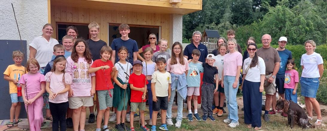 Mit einem Helferfest hat die Mittelschule Oettingen den erfolgreichen Abschluss der Sanierung ihres Gartenhäuschens im Schulgarten gefeiert.