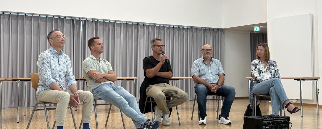 Auf der Bühne des Theodor-Heuss-Gymnasiums Nördlingen standen die Stadträte Wolfgang Goschenhofer, Dr. Georg Frank, Steffen Höhn, Markus Hager und Rita Ortler den Schülerinnen und Schülern Rede und Antwort. 
