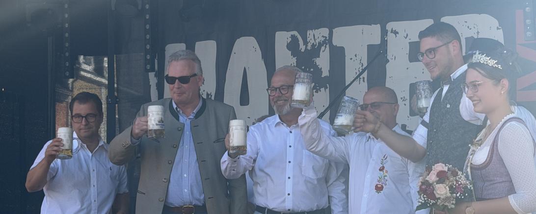 Mit dem traditionellen Bieranstich durch Bürgermeister Karl Rehm wurde am Samstag das Rainer Stadtfest offiziell eröffnet. Erstmals war dabei auch Landrat Michael Dinkelmeier zu Gast