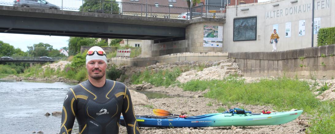 Joseph Hess durchschwimmt die Donau - von der Quelle bis zur Mündung. In Donauwörth macht er an Tag 3 seine Mittagspause. 