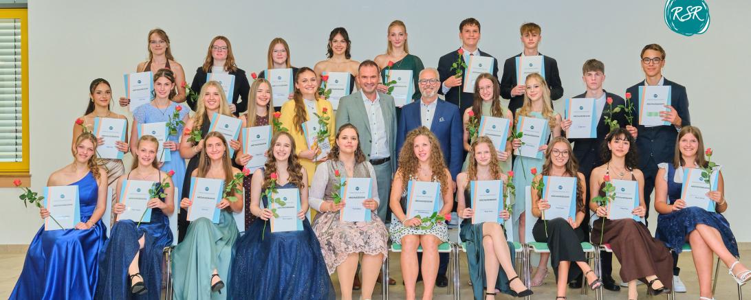 Bürgermeister Karl Rehm und Schulleiter Christian Sattich gratulieren 26 Absolventinnen und Absolventen der Realschule Rain zum Realschulabschluss mit der Note 1 vor dem Komma, ganz besonders den Schulbesten Helena Kramer und Angelina Martin zum Traumschnitt von 1,08. 