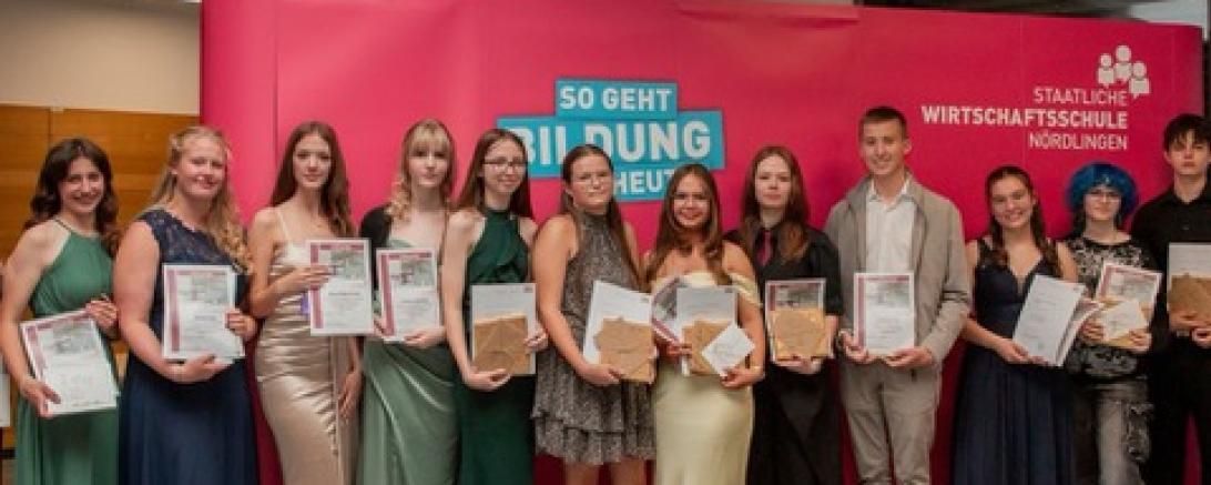 Die Absolventen und Absolventinnen der Wirtschaftsschule Nördlingen. 