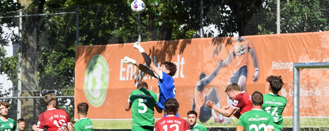 Merane überwindet den Keeper, doch der Ball wird auf Linie geklärt.