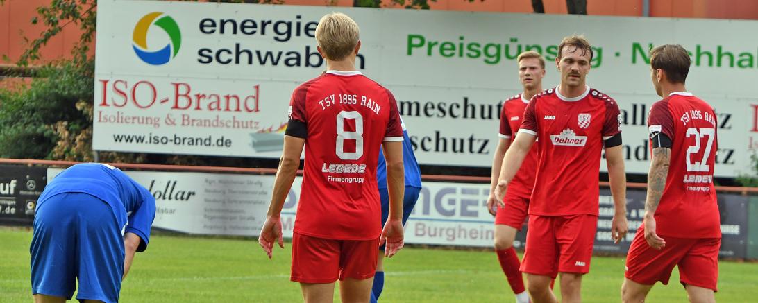 Im Vorbereitungsspiel gegen Alerheim tat sich der TSV Rain (rote Trikots) vor allem im Abschluss schwer.