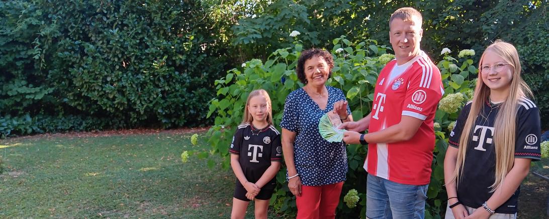Holger Voth übergibt die Spendensumme an Rosemarie Schweyer.