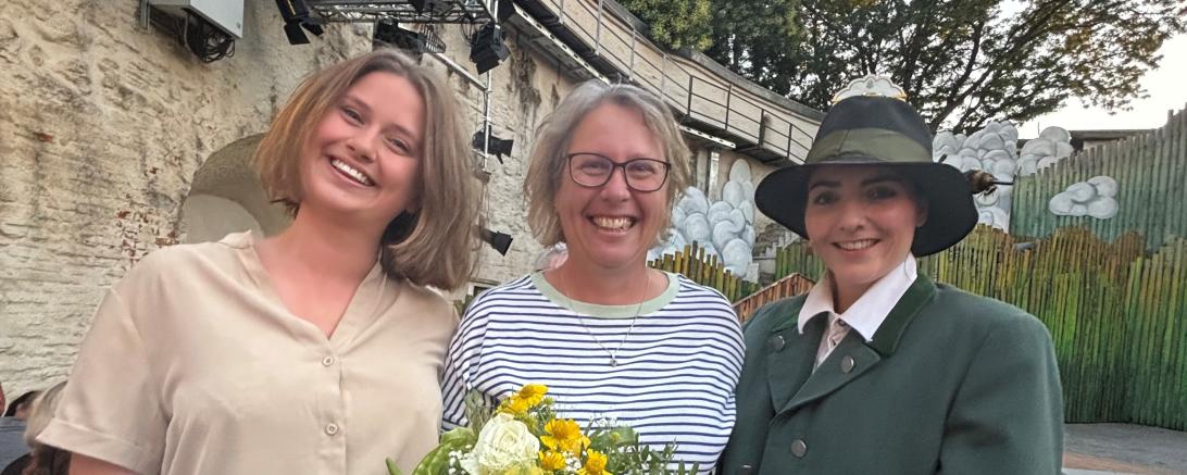 Marei (Julia Völkl) und Mogli (Ninivee Weichenmeier) begrüßen Martina Gerstmeier als 17.000. Besucherin der Spielzeit 2026 auf der Freilichtbühne Alte Bastei. 