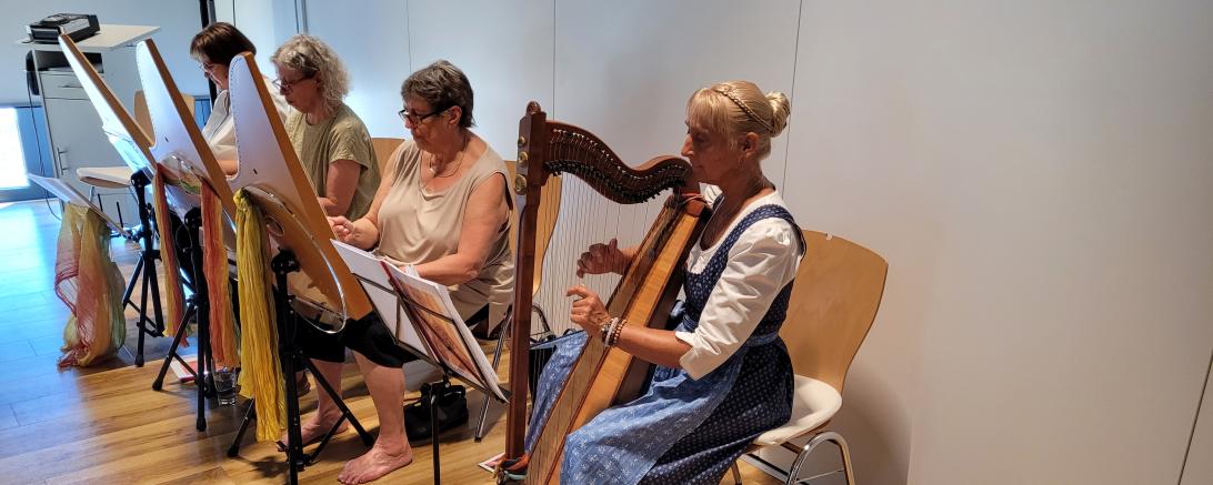 Eva Maria Kirschner (vorne) ist die Initiatorin des Volksliedersingens und -tanzens im B+ Zentrum Blossenau.
