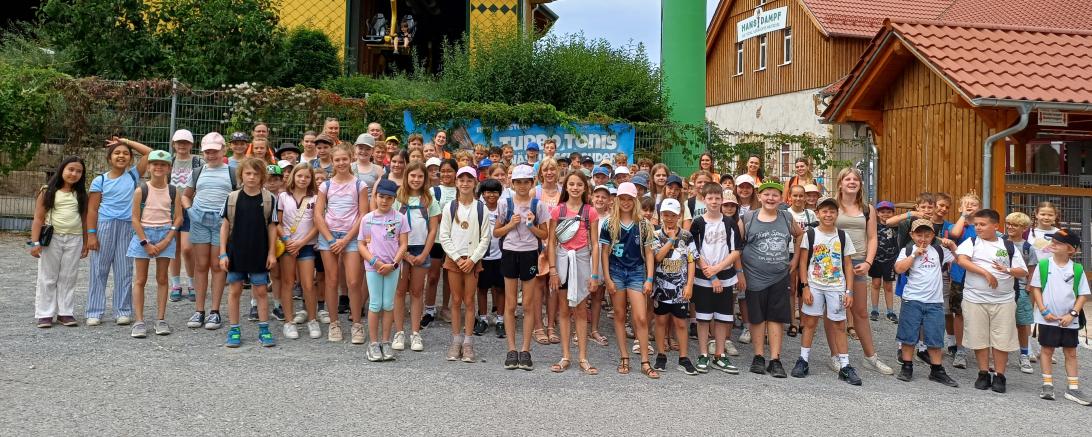 Mehr als 150 Kinder und Jugendliche starteten mit der traditionellen Eröffnungsfahrt in den Schwabenpark in das 50. Nördlinger Sommerferienprogramm und erlebten einen abwechslungsreichen Ferientag.