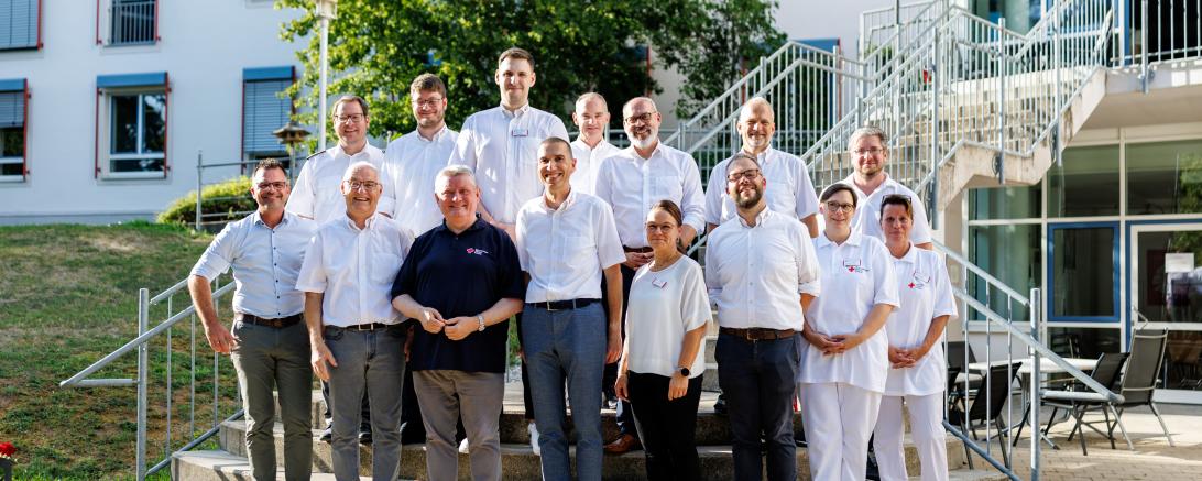 v.l.n.r. hinten: Norbert Jawansky (KBL), Marco Korhammer (LdJA), Ismet Krekic (stv. PDL), Gerhard Kletzenbauer (BGF), Robert Augustin (LGF), Michael Haller (stv. KGF), Benjamin Schäfer (TL KWW); v.l.n.r. vorne: Jürgen Sorré (1. stv. Vorsitzender), Hans-Michael Weisky (BRK-Präsident), Hermann Gröhe (DRK-Präsident), Arthur Lettenbauer (KGF), Cindy Drawert (PDL), Andreas Hanna-Krahl (BRK-Vizepräsident), Melanie Richter (stv. HWL), Manja Hager (HWL)