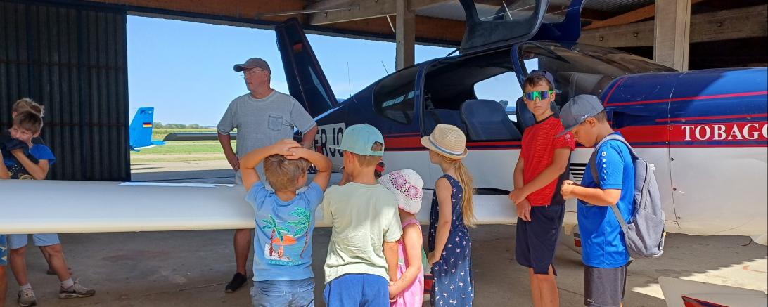 Fliegerluft geschnuppert: Beim Rieser Flugsportverein erhielten die Kinder und Jugendlichen spannende Einblicke in den Flugsport und durften auch selbst im Cockpit Platz nehmen.