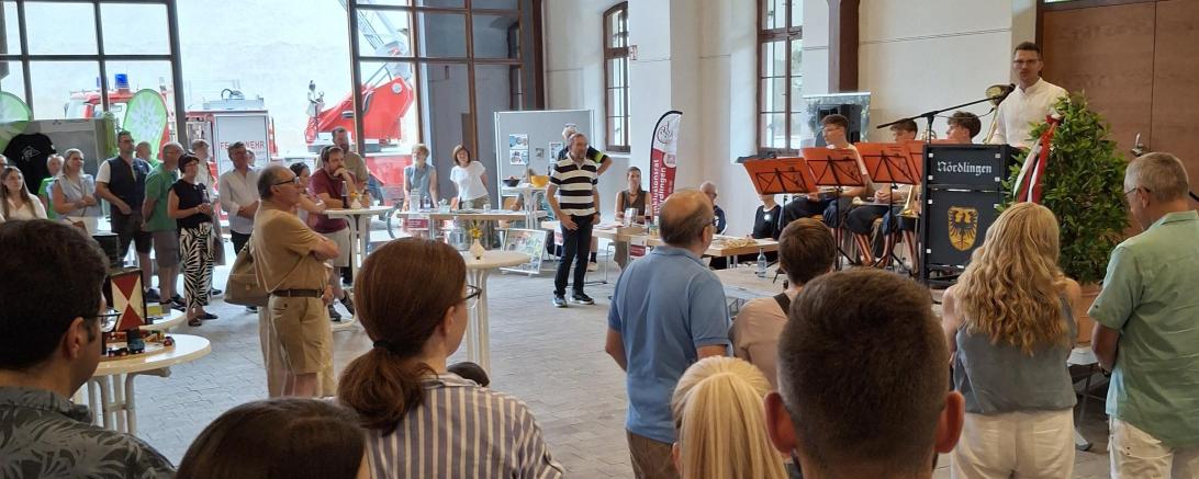 Oberbürgermeister David Wittner begrüßte die neu zugezogenen Bürgerinnen und Bürger beim diesjährigen Neubürgerempfang in der Sommerhalle im historischen Ochsenzwinger und lud sie dazu ein, Nördlingen und seine vielfältigen Angebote näher kennenzulernen.
