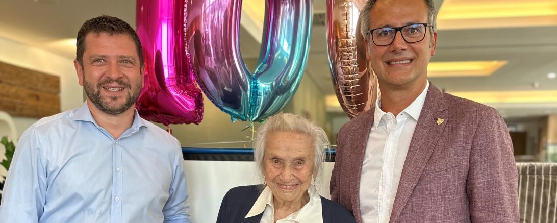 Emma Feldmeier feierte im Kreise ihrer Familie ihren 100. Geburtstag. Stellvertretender Landrat Jürgen Leberle (links) und 2. Bürgermeister Steffen Höhn überbrachten der Jubilarin herzliche Glückwünsche zu ihrem besonderen Ehrentag.