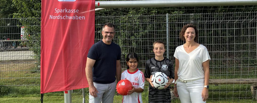 Oberbürgermeister Jürgen Sorré, Aishwarya Mithalal, Johannes Burger und Marktbereichsleiterin Kathrin Schön beim Straßenfußballturnier 2026.