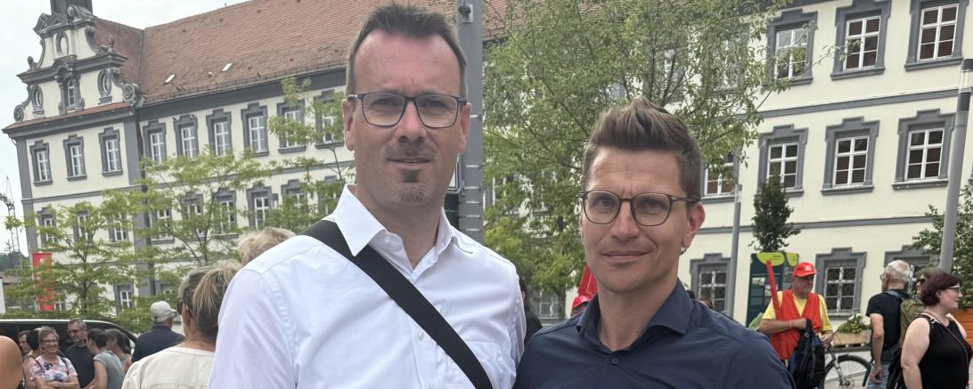 Oberbürgermeister Michael Dambacher (links) und Oberbürgermeister David Wittner (rechts). 