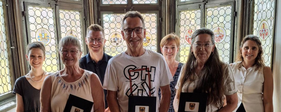 Juliane Wüst, Norbert Estner und Sabine Webb-Sabatini (1. Reihe v. l.) im Rahmen einer Feierstunde verabschiedet. Kathrin Häffner, Oberbürgermeister David Wittner, Simone Leidel und Michaela Eisele (2. Reihe v. l.) 