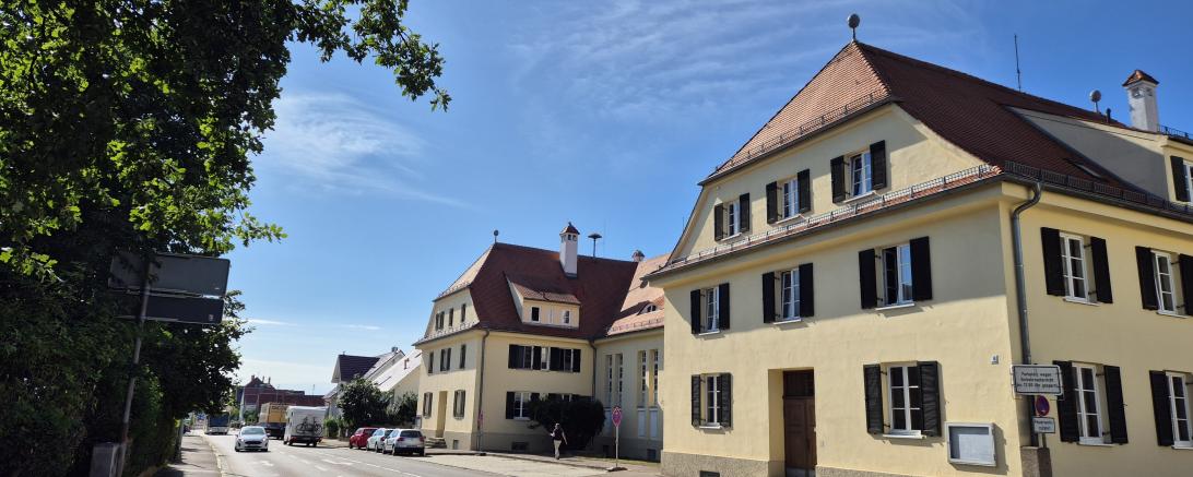 Die Augsburger Straße an der Alten Turnhalle in Nördlingen. 