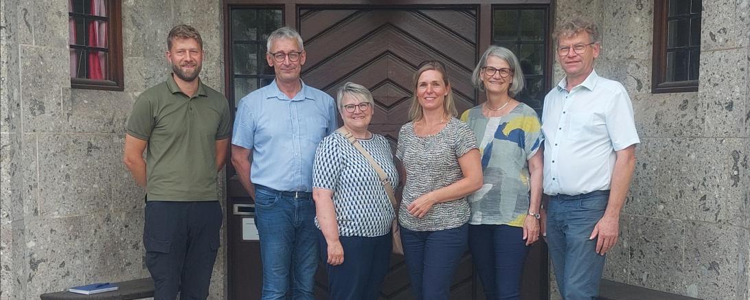 Behördenleiter Dr. Reinhard Bader, Brigitte Steinle (Bereichsleiterin Landwirtschaft), LAG-Managerin Melanie Pruis-Obel, LAG-Vorsitzende Anita Ferber, LEADER-Koordinator Erich Herreiner, Marco Zeh (Fachbereich Forsten).