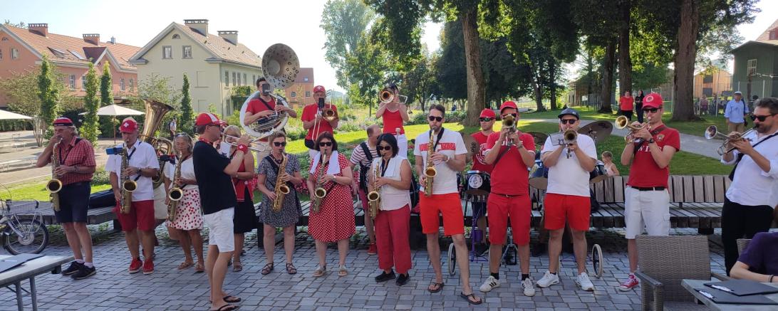 Die Berner Fasnachts-Big-Band „Mutzopotamier“ sorgt am Samstag, 15. August 2026, ab etwa 12.30 Uhr auf dem Nördlinger Marktplatz mit ihrer mitreißenden Mischung aus Big Band und Guggenmusik für beste Unterhaltung.