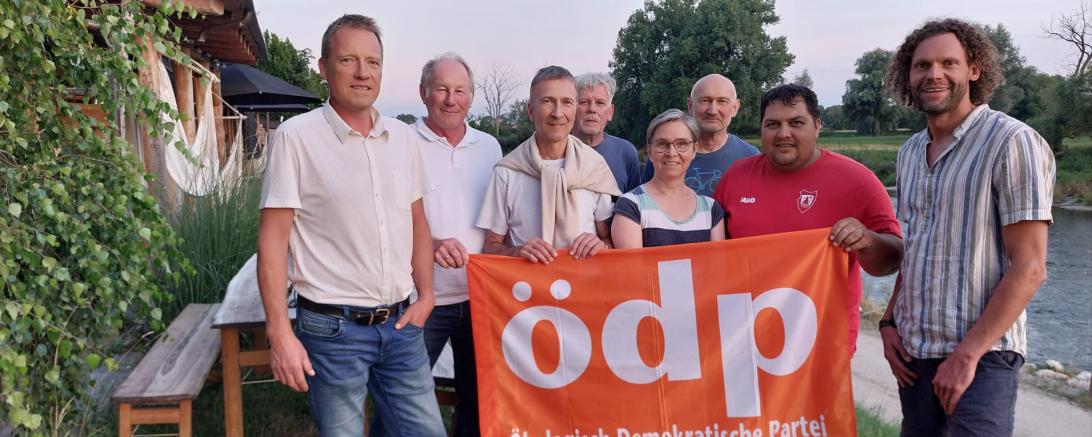 Die ÖDP-Kreisvorstandschaftvon links nach rechts: Matthias Fritzsche (Kreisvorsitzender), Walter Löffler (Schatzmeister), Hans-Martin Meuß (1. Stellvertretender Kreisvorsitzender), Johannes Thum (Schriftführer), Andrea Kugler (Beisitzerin), Gustav Dinger (Beisitzer), Michael Näpfle (Beisitzer),Michael Ölhorn (Beisitzer); auf dem Foto fehlt: Dieter Feldmeier (2. StellvertretenderKreisvorsitzender).
