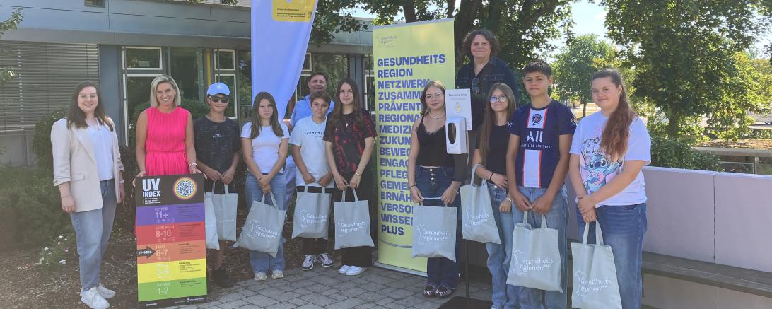 Vertreter des Gesundheitsamtes und der Gesundheitsregionplus überreichten die Preise an die Gewinnerklasse der Grund- und Mittelschule Monheim.