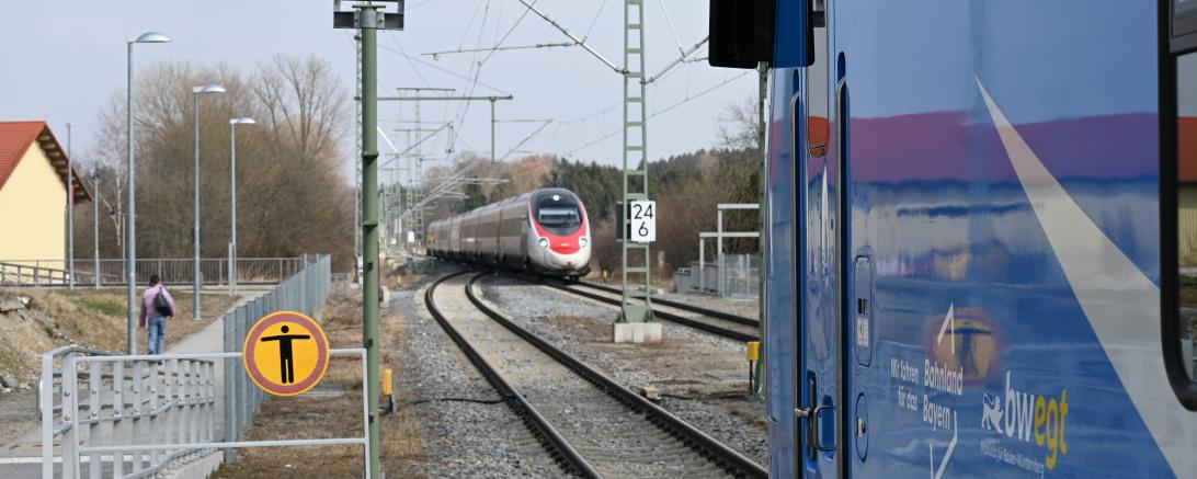 Ein Arverio-Zug wartet auf einen DB-Zug im Gegenverkehr.