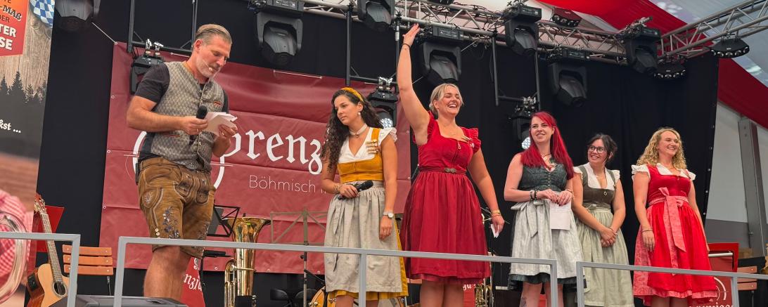 Alexandra Jung jubelt auf der Bühne des Festzelts Lechner, als sie zur Goaß-Maß-Königin 2026 ernannt wurde.