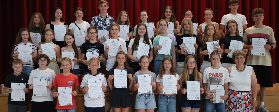 In allen Jahrgangsstufen wurden die besten Schülerinnen und Schüler für ihre herausragenden Leistungen ausgezeichnet. 