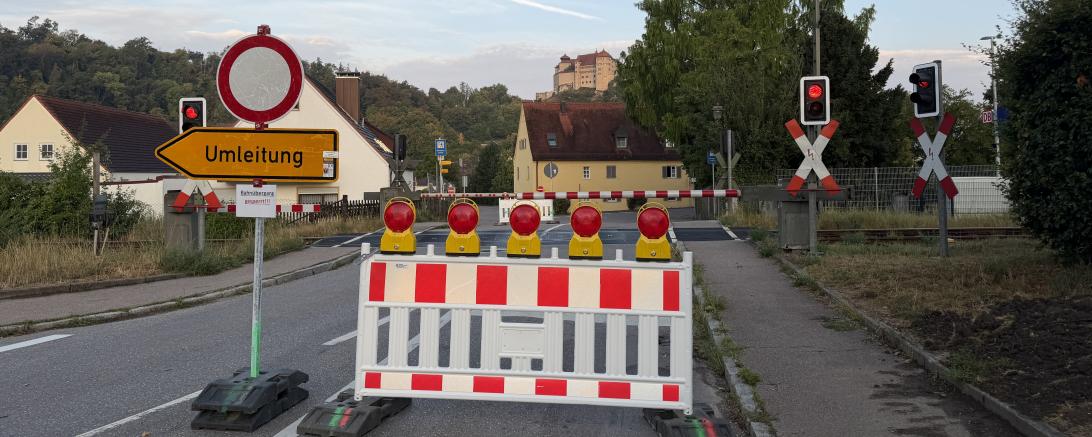 Der Bahnübergang an der Mündlinger Straße ist aktuell gesperrt.