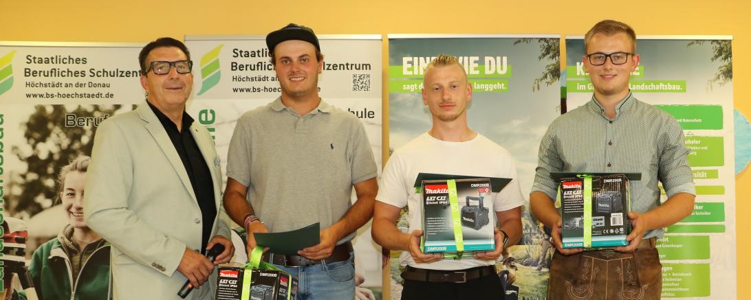 V.l.: Josef Bullinger, Regionalvorsitzender Schwaben des VGL Bayern, bei der Auszeichnung der Landschaftsgärtner Luis Rainalter, Max Mischke und Benedikt Martin