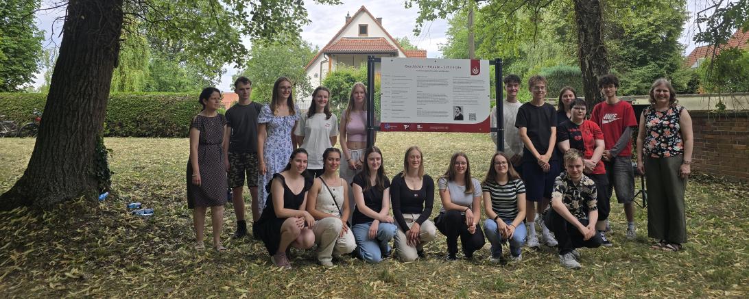 Die Mitglieder und Leiterinnen des P-Seminars neben der neuen Infotafel.