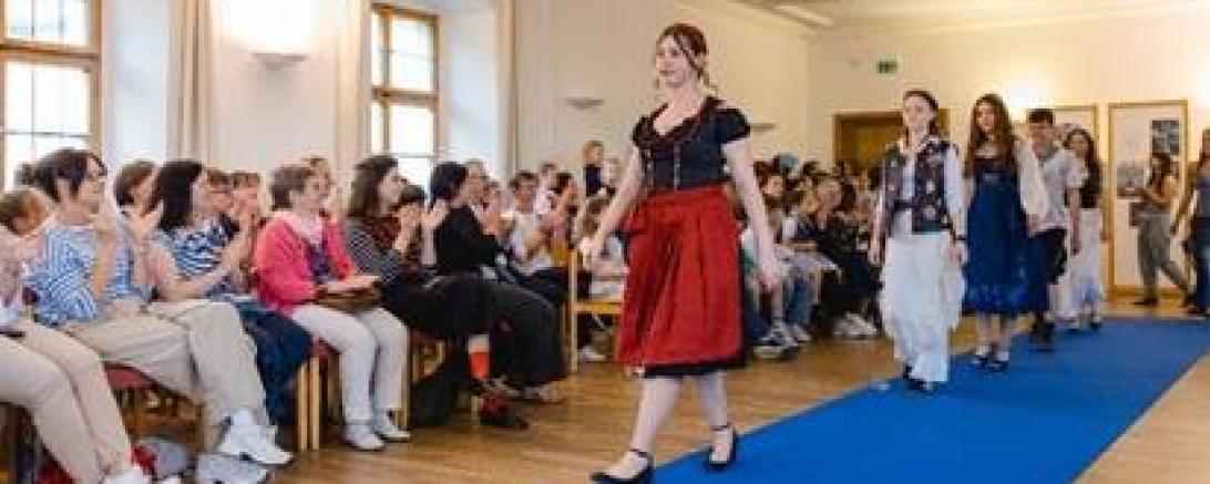 Schülerinnen und Schüler des Albrecht-Ernst-Gymnasiums Oettingen auf dem Laufsteg.