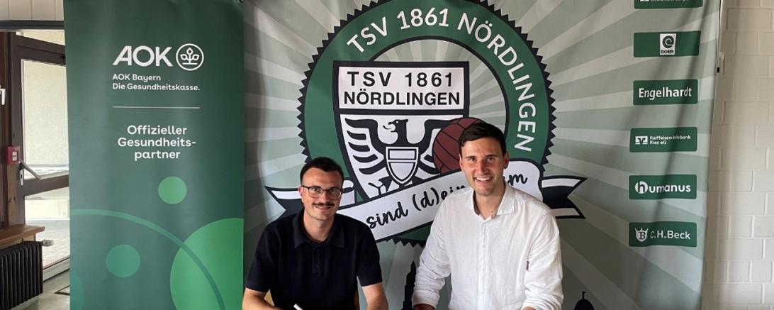 Freuen sich über die zukünftige Zusammenarbeit: Jonas Landes von der AOK Donau-Ries und Marc Hertlein vom TSV 1861 Nördlingen. 