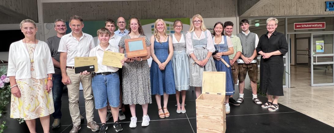 Mitwirkende des BGJ-Projekts und Preisträger: Auf dem Bild zu sehen (von links): Anja Behnke, Roland Ahle, Christian Böck, Andina Gärtner, Jakob Wais, Erwin Gufler, Anna Hausmann, Jana Bader, Laura Seiler, Lilly Frank, Ines Graber, Lukas Bock, Moritz Ahle, Stefanie Saam. 