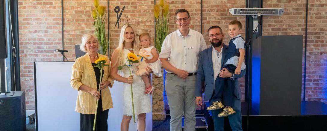 Familie Lebedew mit Oberbürgermeister Dieter Henle bei der Eröffnung des Erweiterungsbaus. 