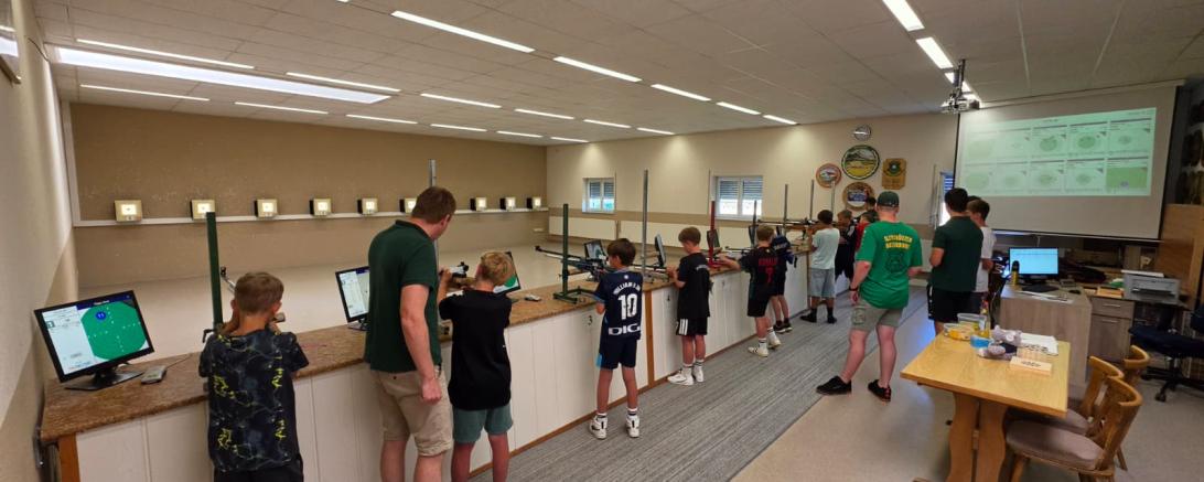 Elf Kinder verbrachten im Rahmen des Ferienprogramms der Gemeinde einen abwechslungsreichen Tag und lernten den Schießsport aufspannende und unterhaltsame Weise kennen.
