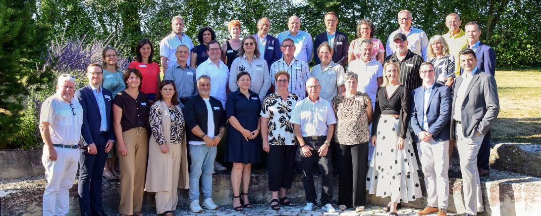 Das Foto zeigt stellvertretend für alle Geehrten die Mitarbeitenden mit 25 Jahren Betriebszugehörigkeit gemeinsam mit der Geschäftsführung von Hama.