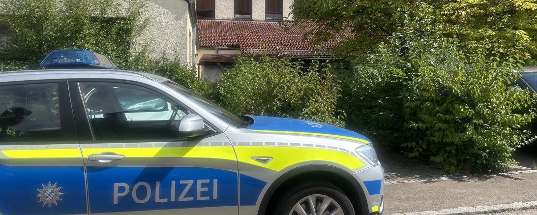 Die Polizei ermittelt am Tatort in der Hochbruckerstraße in der Parkstadt. 